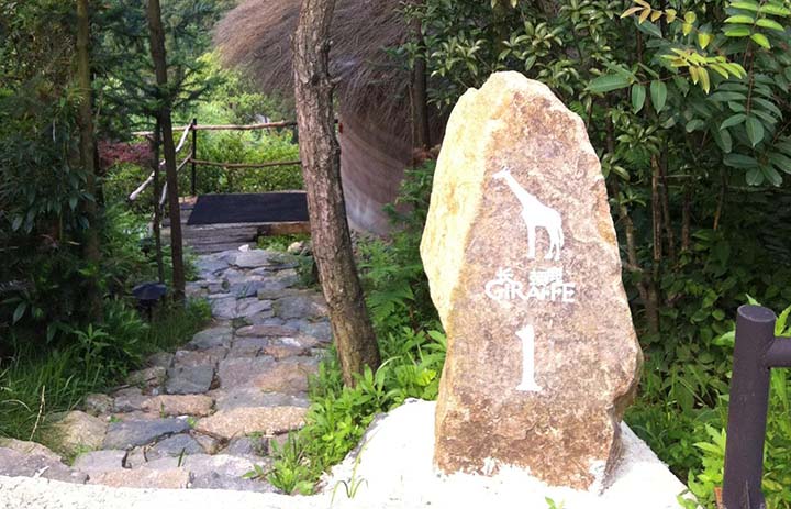 度假地產(chǎn)項目旅游規劃設計院認為裸心谷度假村小品設置特色化