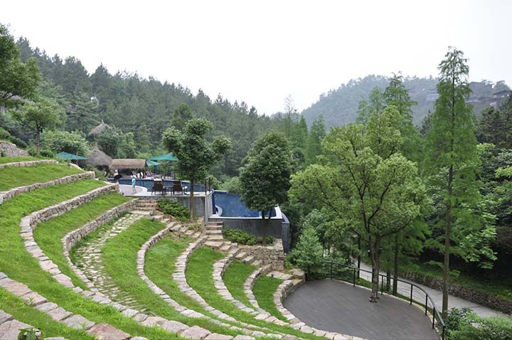 度假地產(chǎn)項目旅游規劃設計院:裸心谷度假村采用西式度假村配套