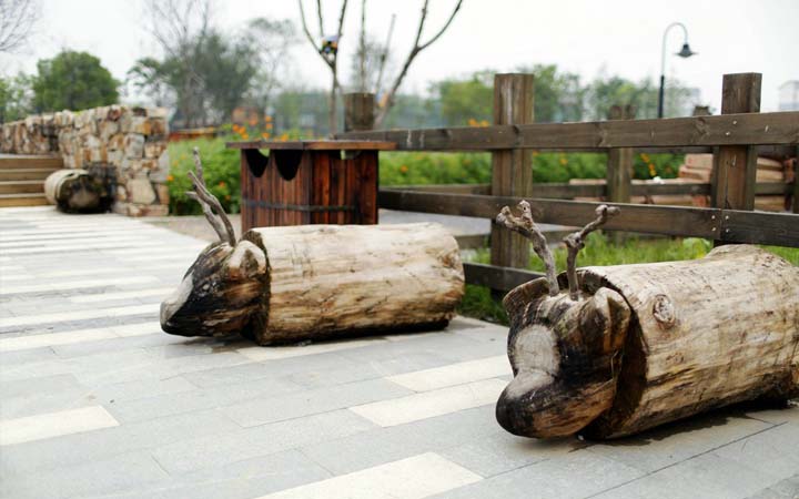 鄉村旅游規劃公司:田園東方旅游規劃中由朽木雕刻而成的景觀(guān)小品""