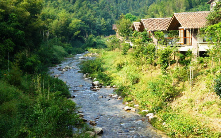 森林旅游規劃公司:十字水度假村建筑多臨溪而建以保護水流不受阻擋