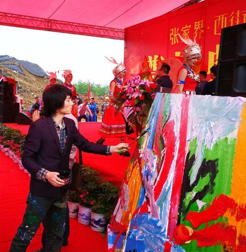 青年畫(huà)家田浩文現場(chǎng)創(chuàng )作涂鴉作品